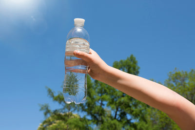 https://www.hydroviv.com/cdn/shop/articles/A-child_s-hand-is-holding-a-bottle-of-drinking-water-against-the-blue-sky.-1267573752_1257x838_36614f0c-455e-485a-8326-da2c0cf4e6a0_400x.jpg?v=1646862209